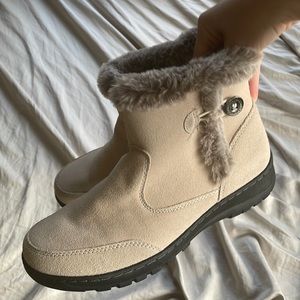 never worn size 9 womens khombu winter boots